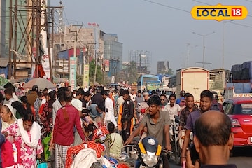 সস্তায় বস্তা বস্তা পোশাক! অনলাইন শপিংয়ের যুগেও ক্রেতাদের পছন্দ অঙ্কুরহাটি হাট সস্তায় বস্তা বস্তা পোশাক! অনলাইন শপিংয়ের যুগেও ক্রেতাদের পছন্দ অঙ্কুরহাটি হাট