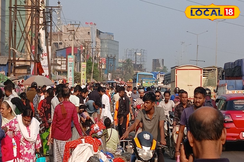 অনলাইন শপিংয়ের যুগেও অনেক ক্রেতার প্রথম পছন্দ অঙ্কুরহাটি পোশাক হাট। সাপ্তাহিক এই হাটে রীতিমত ক্রেতা-বিক্রেতার ঢল নামে। অল্প কয়েক বছরেই জনপ্রিয়তা দারুণ, বিপুল পোশাক সম্ভারের কারণে ক্রমশ খুচরো-পাইকারি ক্রেতারা এখানে ভিড় জমাচ্ছেন। তাতেই ১৬ নম্বর জাতীয় সড়কের গতি মন্থর। (ছবি ও তথ্যঃ রাকেশ মাইতি) অনলাইন শপিংয়ের যুগেও অনেক ক্রেতার প্রথম পছন্দ অঙ্কুরহাটি পোশাক হাট। সাপ্তাহিক এই হাটে রীতিমত ক্রেতা-বিক্রেতার ঢল নামে। অল্প কয়েক বছরেই জনপ্রিয়তা দারুণ, বিপুল পোশাক সম্ভারের কারণে ক্রমশ খুচরো-পাইকারি ক্রেতারা এখানে ভিড় জমাচ্ছেন। তাতেই ১৬ নম্বর জাতীয় সড়কের গতি মন্থর। (ছবি ও তথ্যঃ রাকেশ মাইতি)