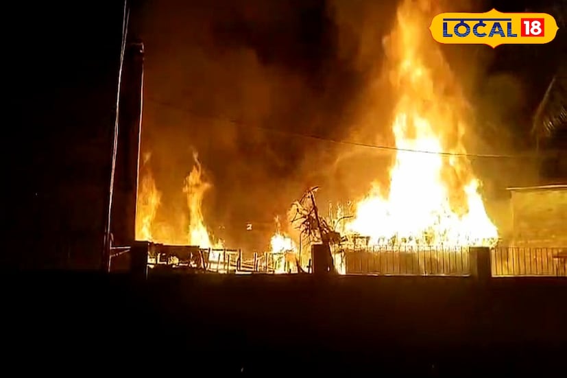 এদিকে, দমকল দেরিতে পৌঁছনোর অভিযোগ তুলে দমকল কর্মীদের ঘিরে বিক্ষোভে ফেটে পড়েন স্থানীয় বাসিন্দারা। পরিস্থিতি কিছুটা উত্তপ্ত হয়ে উঠলে পুলিশ ঘটনাস্থলে এসে জনতাকে সরিয়ে পরিস্থিতি নিয়ন্ত্রণে আনে