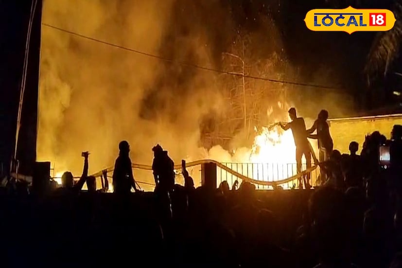 স্থানীয় সূত্রে জানা গিয়েছে, অগ্নিকাণ্ডে মোট সাতটি বাড়ি সম্পূর্ণ ভস্মীভূত হয়েছে। ঘটনাস্থলে তড়িঘড়ি পৌঁছায় নৈহাটি থানার পুলিশ ও দমকলের তিনটি ইঞ্জিন