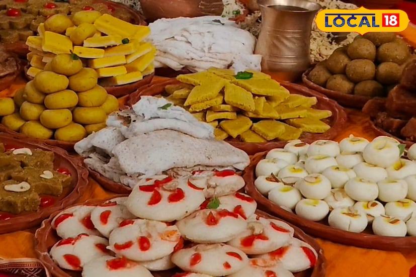 শুধু তাই নয়, মিষ্টির প্যাকেজও রয়েছে। মিষ্টির প্যাকেজের মধ্যে রয়েছে গজা, প্যাড়া, খাজা, লাড্ডু। দাম ৫০ থেকে ১০০ টাকা। সারাদিন যে কোনও সময়ে আপনি এই মিষ্টির প্যাকেজ অর্ডার করতে পারেন। আপনি চাইলে মন্দিরে এসেও মহাপ্রসাদ কিনে নিতে পারেন। এখানে বসে খাওয়ার ব্যবস্থা রয়েছে। তবে হোটেলে বসে অর্ডার করলে প্রতি প্যাকেজে ১০ টাকা করে ডেলিভারি চার্জ দিতে হবে।