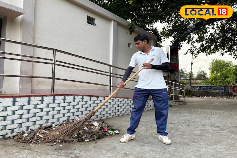 পূর্ব বর্ধমান জেলার এক ছোট্ট গ্রামে বসবাস করেন সনৎ কুমার মণ্ডল, যাঁর অনন্য উদ্যোগ আজ বহু মানুষের অনুপ্রেরণা। গত ১০ বছর ধরে তিনি একাই পরিষ্কার-পরিচ্ছন্ন রাখছেন কয়েক কিলোমিটার দীর্ঘ রাস্তা। সমাজের জন্য কাজ করাই তাঁর মূল লক্ষ্য, ব্যক্তিগত স্বার্থ কিংবা অর্থ কোনওটাই তাঁর কাছে গুরুত্বপূর্ণ নয়। (তথ্য ও ছবি: বনোয়ারীলাল চৌধুরী)