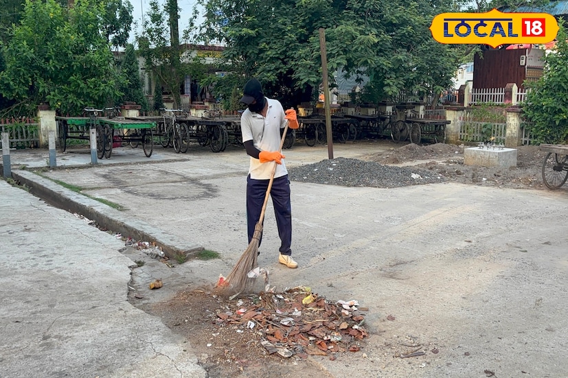 আজ পরিস্থিতি সম্পূর্ণ বদলে গেছে। যে পরিবার একসময় বাধা দিত, তারা এখন গর্ব করেন সনৎকে নিয়ে। এলাকাবাসীর হাজারও মানুষ তাঁর এই নিঃস্বার্থ কাজের প্রশংসা করেন। সনৎ কুমার মণ্ডল শুধু রাস্তাই পরিষ্কার করেন না, বরং মানুষের মন থেকেও তুলে দেন উদাসীনতার আবর্জনা, উদ্দেশ্যহীনতার কালিমা। তাঁর উদ্যোগ আজ সমাজের সামনে এক উজ্জ্বল উদাহরণ। (তথ্য ও ছবি: বনোয়ারীলাল চৌধুরী)