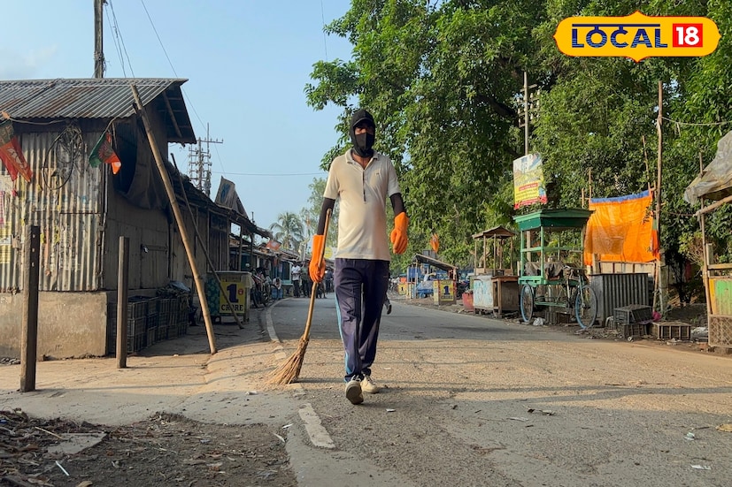 ভোরের আলো ফোটার আগেই যখন সকলে ঘুমে আচ্ছন্ন, ঠিক তখনই সনৎ বাবু হাতে ঝাঁটা ও পরিষ্কার-সামগ্রী নিয়ে বেরিয়ে পড়েন তাঁর দৈনিক কর্মযজ্ঞে। প্রতিদিন ঠিক ভোর ৩টে থেকে শুরু হয় তাঁর পরিষ্কার করার কাজ। চুপি পাখিরালয় থেকে পারুলিয়া পর্যন্ত বিস্তৃত প্রায় কয়েক কিলোমিটার রাস্তা ধাপে ধাপে পরিষ্কার করেন তিনি। মন্দির, মসজিদ থেকে পার্টি অফিস, এলাকার কোনও গুরুত্বপূর্ণ স্থানই তাঁর নজর এড়ায় না।