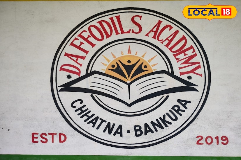 বাঁকুড়া জেলার ছাতনা বাইপাসের পাশে অবস্থিত ড্যাফোডিলস একাডেমি সেই ছক ভাঙা শিক্ষা প্রতিষ্ঠান গুলির মধ্যে অন্যতম। এই বিদ্যালয়ের শ্রেণিকক্ষে জায়গা করে নিয়েছে জনপ্রিয় রঙিন চরিত্ররা। তাছাড়াও রয়েছে বহু রংবেরঙের চিত্র এবং প্রত্যেকটি চিত্রই কিছু না কিছু শিক্ষামূলক বার্তা পৌঁছে দিচ্ছে খুদে ছাত্র-ছাত্রীদের।