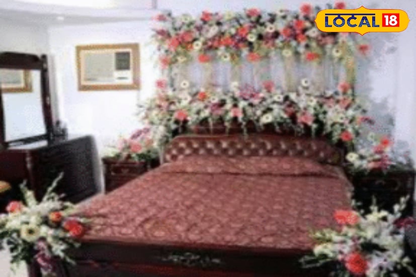 বিয়ের আগে ঘর সাজানোও হয়ে থাকে। আজ আমরা দেখে নেব ফুলশয্যার ঘরটি কেমন ভাবে সাজালে স্বামী স্ত্রীর জীবনে শুভ প্রভাব পড়বে। বাস্তু অনুসারে ফুলশয্যার ঘরটি কেমন ভাবে সাজানো উচিত তা জেনে নেওয়া যাক।