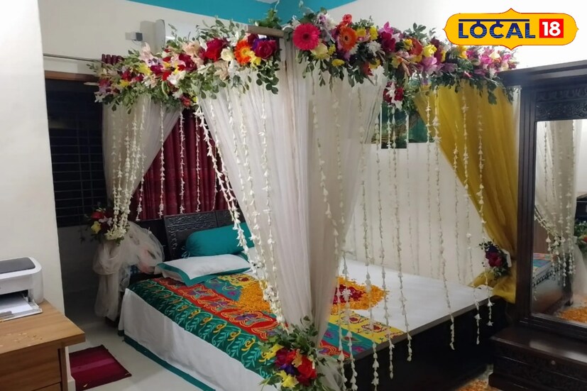 ফুলশয্যা দিয়েই শুরু হয় নবদম্পতির জীবন। নতুন জীবনের সূচনা হিসেবে তাই বাস্তু অনুসারে ফুলশয্যার ঘর অত্যন্ত গুরুত্বপূর্ণ। নবদম্পতির জীবন কতটা আনন্দময় হবে, তা ফুলশয্যার ঘরের ছোটখাটো ডেকরেশনের উপর অনেকাংশে নির্ভর করে। কারণ ফুলশয্যা দিয়েই নতুন জীবনের পথে একসঙ্গে চলা শুরু করে দুটি মানুষ। ফুলশয্যার ফুলের মতোই তাঁদের আগামী জীবনের পথ যাতে ফুল বিছানো হয়, তার জন্য কী করতে হবে জেনে নিন।