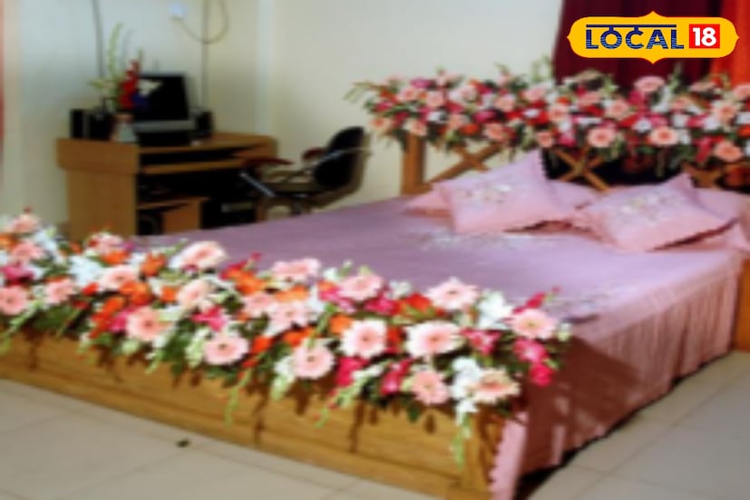 নবদম্পতির ঘরের রং হবে গোলাপি, হলুদ, নীল বা কমলা। উজ্জ্বল রং অবশ্যই নবদম্পতির ঘরের জন্য বেছে নিন। কালো, ধূসর, ক্রিম বা বাদামি রং একেবারেই চলবে না। 