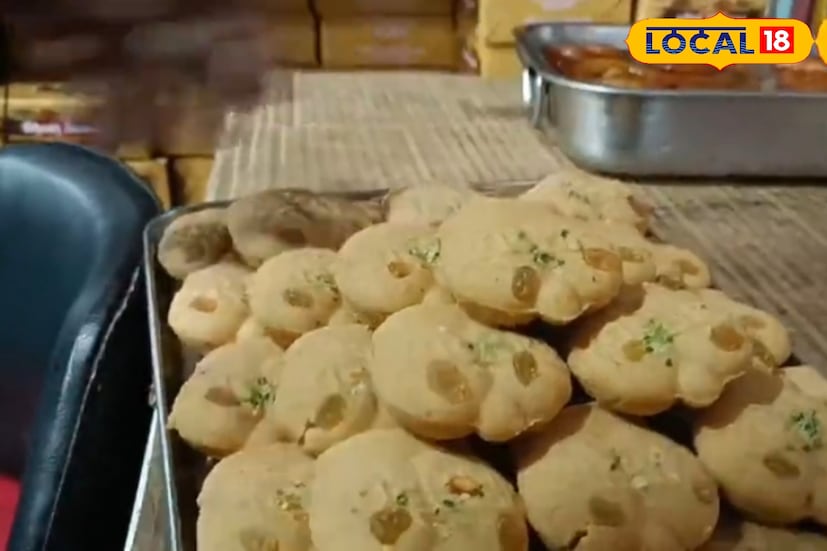 উত্তর ২৪ পরগনার বসিরহাট শহরে এরই মধ্যে শুরু হয়েছে নলেন গুড়ের বিশেষ প্রস্তুতি ও বিক্রির ভিড়। শহরের প্রাণকেন্দ্র বোটঘাট এলাকার বহু মানুষ এখন মজে রয়েছেন নলেন গুড় দিয়ে তৈরি নানা নতুন পদে। স্থানীয় মিষ্টির দোকানগুলিতে চোখ রাখলেই দেখা যায়, নলেন গুড়ের ছানার মিষ্টি, পাটিসাপটা, নলেন সন্দেশসহ নানা আকর্ষণীয় আইটেমের সারি।