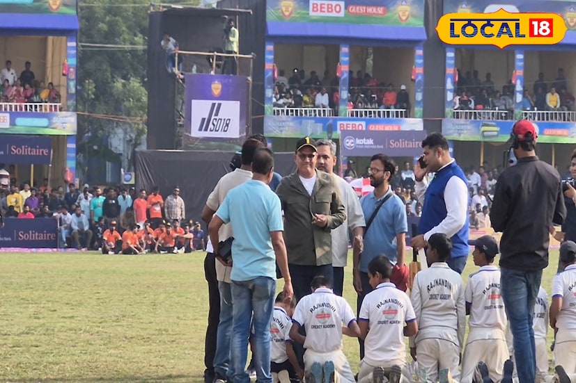 মাঠে তৈরি ভিআইপি বক্সে বসে বেশ কিছুক্ষণ খেলা দেখেন তিনি। এরপরেই মাঠে আসেন এবং রাজনন্দিনী একাডেমীর খুদে প্লেয়ারদের সঙ্গে হাত মেলান,তাদের উদ্দেশ্যে বেশ কিছু পরামর্শও দেন।