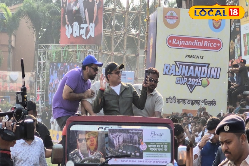 বর্ধমানে চলছিল টেনিস বলের ক্রিকেট টুর্নামেন্ট রাজনন্দিনী কাপ ২০২৫।এই টুর্নামেন্টের ফাইনালের দিন মাঠে মুখোমুখি হয় সেমিফাইনালে ওঠা চারটি টিমের মধ্য থেকে দুটি টিম এদিনই খেলবে ফাইনাল। রবিবার দুপুরে মাঠে উপস্থিত ছিলেন প্রাক্তন ভারতীয় ক্রিকেটার বীরেন্দ্র সেহবাগ।