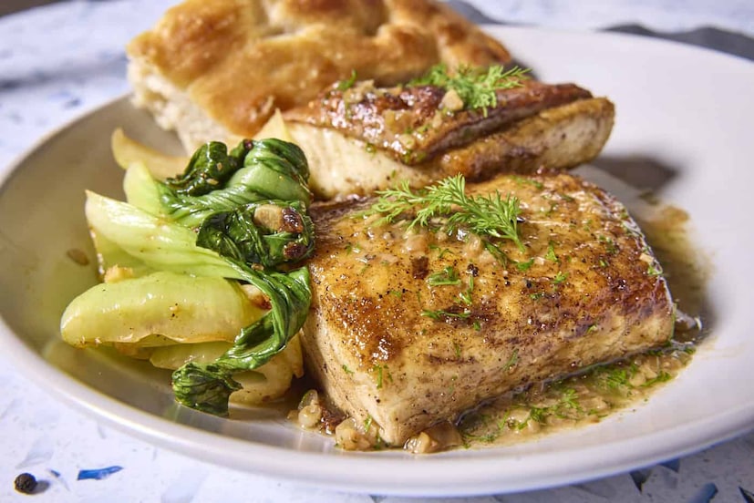 হ্যালিবাট: হ্যালিবাট মাছ একটি বৃহৎ, পুষ্টিগুণে ভরপুর মাছ যা আটলান্টিক এবং প্রশান্ত মহাসাগর উভয় অঞ্চলেই পাওয়া যায়। এটি ওমেগা-৩, চর্বিহীন প্রোটিন, ভিটামিন এবং খনিজ পদার্থে সমৃদ্ধ। হ্যালিবাট খাওয়া রক্তচাপ কমিয়ে, ভাল এইচডিএল কোলেস্টেরল বৃদ্ধি করতে দারুন সহায়ক!