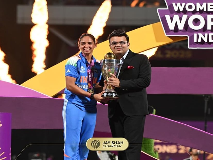 ভারতীয় ক্রিকেট বোর্ডের পক্ষ থেকে আইসিসি মহিলা বিশ্বকাপজয়ী ভারতীয় দলের জন্য ৫১ কোটি টাকার নগদ পুরস্কার ঘোষণা করেছেন। ২০০৫ এবং ২০১৭ বিশ্বকাপ ফাইনালে হারের হতাশা কাটিয়ে অবশেষে নবি মুম্বইয়ে টিম ইন্ডিয়া দক্ষিণ আফ্রিকাকে হারিয়ে ওয়ান ডে এবং টি-টোয়েন্টি ফর্ম্যাটে তাদের প্রথম বিশ্ব শিরোপা পেতে সফল ৷ (Photo: X) ভারতীয় ক্রিকেট বোর্ডের পক্ষ থেকে আইসিসি মহিলা বিশ্বকাপজয়ী ভারতীয় দলের জন্য ৫১ কোটি টাকার নগদ পুরস্কার ঘোষণা করেছেন। ২০০৫ এবং ২০১৭ বিশ্বকাপ ফাইনালে হারের হতাশা কাটিয়ে অবশেষে নবি মুম্বইয়ে টিম ইন্ডিয়া দক্ষিণ আফ্রিকাকে হারিয়ে ওয়ান ডে এবং টি-টোয়েন্টি ফর্ম্যাটে তাদের প্রথম বিশ্ব শিরোপা পেতে সফল ৷ (Photo: X)