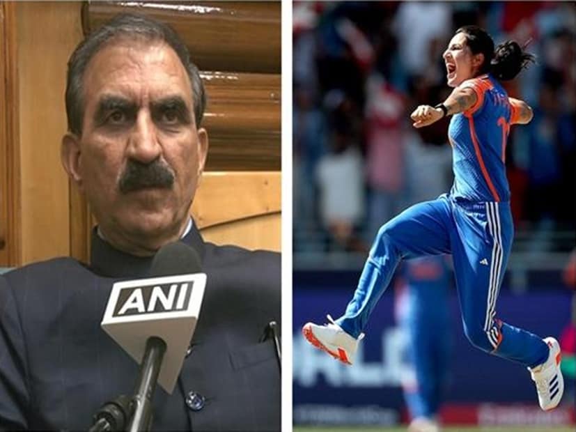 মুখ্যমন্ত্রী ফোনে রেণুকাকে বলেন, ‘‘আমি তোমার ম্যাচ দেখছিলাম। তুমি খুব ভাল বোলিং করেছ এবং আফ্রিকান দলের উপর দারুণ চাপ দিয়েছ। তবে, তোমার উপরেও চাপ স্পষ্ট ছিল। আমি তোমার মুখের দিকে তাকিয়ে ছিলাম। তুমি খুব ভাল বোলিং করেছ।’’