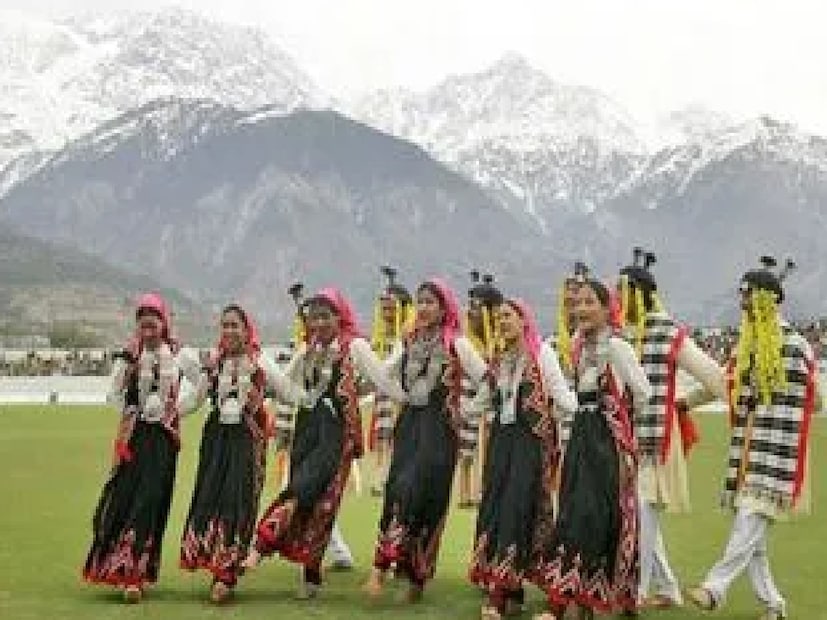 লোকশিল্প, নৃত্য এবং উৎসবহিমাচল প্রদেশ সংস্কৃতিতে অত্যন্ত সমৃদ্ধ। এর লোকশিল্প, নৃত্য, উৎসব, পোশাক এবং রন্ধনপ্রণালীর নিজস্ব স্বতন্ত্র পরিচয় রয়েছে।