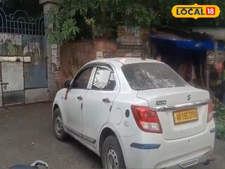 স্কুলের সামনে গাড়িটি 