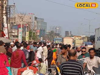 সস্তায় বস্তা বস্তা পোশাক! অনলাইন শপিংয়ের যুগেও ক্রেতাদের পছন্দ অঙ্কুরহাটি হাট