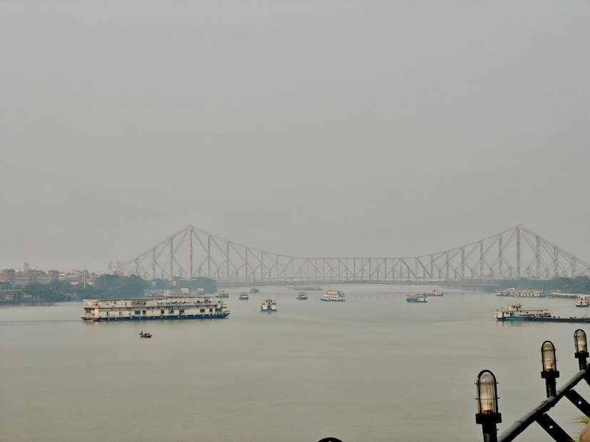 দক্ষিণ আন্দামান সাগর ও সংলগ্ন মালাক্কা প্রণালীতে তৈরি নিম্নচাপ। বঙ্গোপসাগরে গভীর নিম্নচাপের সম্ভাবনা। আগামী ৪৮ ঘণ্টায় গভীর নিম্নচাপ তৈরি হতে পারে দক্ষিণ পূর্ব বঙ্গোপসাগরে। উত্তর ও উত্তর পশ্চিম দিকে সরে এই নিম্নচাপ অতি গভীর নিম্নচাপে পরিণত হবে দক্ষিণ-পশ্চিম বঙ্গোপসাগরে। পরে আরও শক্তিশালী হয়ে নভেম্বর মাসের শেষে এটি একটি ঘূর্ণিঝড়ে পরিণত হওয়ার সম্ভাবনা রয়েছে। এমনটাই জানিয়েছে আবহাওয়া দফতর ৷ দক্ষিণ আন্দামান সাগর ও সংলগ্ন মালাক্কা প্রণালীতে তৈরি নিম্নচাপ। বঙ্গোপসাগরে গভীর নিম্নচাপের সম্ভাবনা। আগামী ৪৮ ঘণ্টায় গভীর নিম্নচাপ তৈরি হতে পারে দক্ষিণ পূর্ব বঙ্গোপসাগরে। উত্তর ও উত্তর পশ্চিম দিকে সরে এই নিম্নচাপ অতি গভীর নিম্নচাপে পরিণত হবে দক্ষিণ-পশ্চিম বঙ্গোপসাগরে। পরে আরও শক্তিশালী হয়ে নভেম্বর মাসের শেষে এটি একটি ঘূর্ণিঝড়ে পরিণত হওয়ার সম্ভাবনা রয়েছে। এমনটাই জানিয়েছে আবহাওয়া দফতর ৷