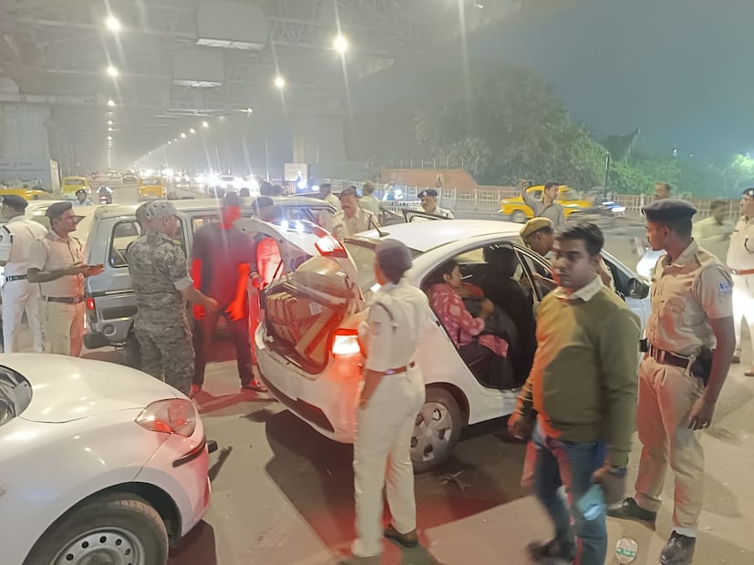 সোমবার সন্ধ্যায় দিল্লিতে যে ভয়ঙ্কর ছবি দেখা গিয়েছে, তারপর থেকেই সতর্কতামূলক পদক্ষেপ হিসেবে হাই অ্যালার্ট জারি করা হয়েছে বিভিন্ন গুরুত্বপূ্রণ স্থানে। সেই কারণে হাওড়া ব্রিজেও নজরদারি বেড়েছে। তল্লাশি ছাড়া কোনও গাড়ি যাতায়াত করতে দেওয়া হচ্ছে না। নিরাপত্তার চাদরে মুড়ে ফেলা হয়েছে গোটা এলাকা।