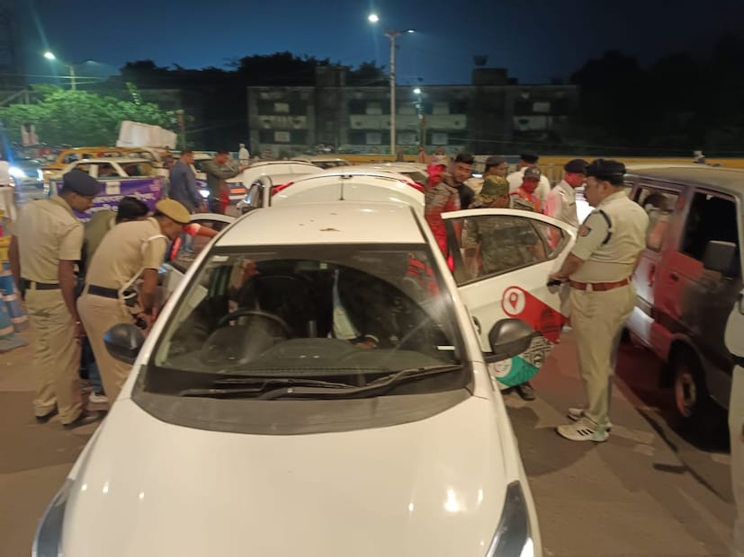 পরপর গাড়িতে বিস্ফোরণে কেঁপে উঠেছে দিল্লি। ফলে সমস্ত গাড়ির ওপরে কড়া নজ রয়েছে পুলিশ কর্মীদের। গাড়িগুলিকে দাঁড় করিয়ে তল্লাশি চালানো হচ্ছে। এককথায় হাই অ্যালার্টের পর নিরাপত্তার বজ্র্র আটুঁনিতে রয়েছে হাওড়া স্টেশন ও হাওড়া ব্রিজ চত্ত্বর।