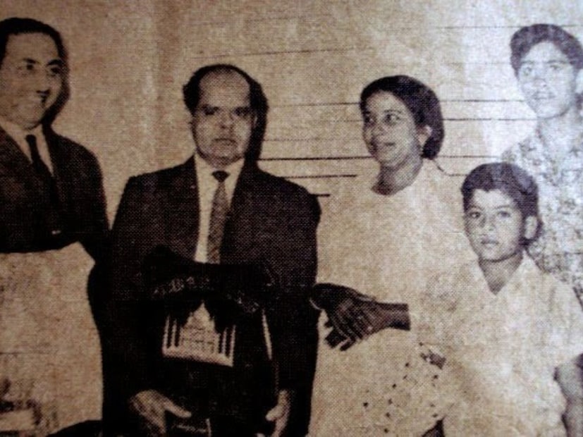 বলিউডে কাপুর পরিবারের রাজত্ব নিয়ে চর্চার শেষ নেই৷ কিন্তু বলিউডের আরও একটি পরিবারও কয়েক প্রজন্ম ধরে দেখিয়ে চলেছে দাপট৷ অভিনয়, পরিচালনা থেকে সঙ্গীত, সব ক্ষেত্রেই রাজ করেছেন একই পরিবারের তিন প্রজন্ম৷ 