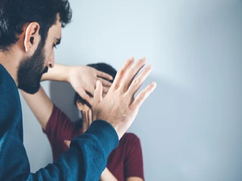 কিছুদিন আগে স্ত্রী টিনামনি গলব্লাডার স্টোনের সমস্যায় হাসপাতালে ভর্তি হন। অপারেশনের জন্য ৫৩ হাজার টাকা দেন তিনি। তবুও স্ত্রী তাঁর কাছে ফেরেননি। প্রায় নয় মাস ধরে দুই সন্তানের মুখ দেখেননি বলেও দাবি এই বাবার। Photo- Representative (AI)