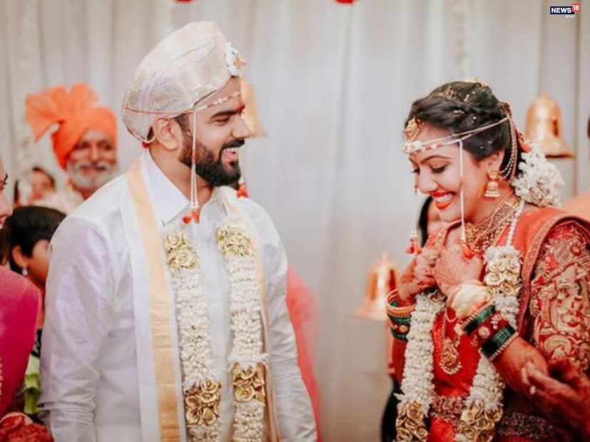 UPSC পরীক্ষার সাফল্যের সঙ্গে প্রেম ও জীবনের মেলবন্ধনের এক বিরল উদাহরণ তৈরি করেছেন IAS অফিসার স্রুষ্ঠি দেশমুখ ও ড. নাগার্জুন বি গৌড়া। দু’জনেই পরপর বছর UPSC পরীক্ষায় সাফল্য অর্জন করে একসঙ্গে দেশসেবা শুরু করেন। তারপর তাঁরা বিবাহবন্ধনে আবদ্ধ হন।