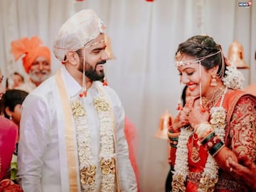 একসঙ্গে UPSC পাশ, প্রেমে পড়ে বিয়ে — এখন নেটদুনিয়ার ভাইরাল IAS দম্পতি স্রুষ্ঠি-নাগার্জুন! একসঙ্গে UPSC পাশ, প্রেমে পড়ে বিয়ে — এখন নেটদুনিয়ার ভাইরাল IAS দম্পতি স্রুষ্ঠি-নাগার্জুন!