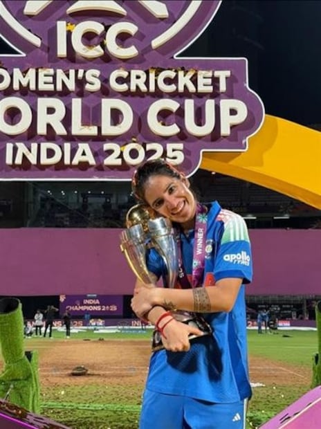 হিমাচলপ্রদেশের মুখ্যমন্ত্রী সুখবিন্দর সিং সুখু যেমন টিম ইন্ডিয়ার মহিলা ক্রিকেটার রেণুকা সিং ঠাকুরের সঙ্গে কথা বলেছেন। সিমলার রোহরুর বাসিন্দা রেণুকা ঠাকুর মহিলা বিশ্বকাপ জয়ী ভারতীয় দলে খেলেছেন। সোমবার মুখ্যমন্ত্রী ফোনে রেণুকার সঙ্গে কথা বলেন এবং তাঁকে ১ কোটি টাকা পুরস্কার দেওয়ার ঘোষণা করেন।