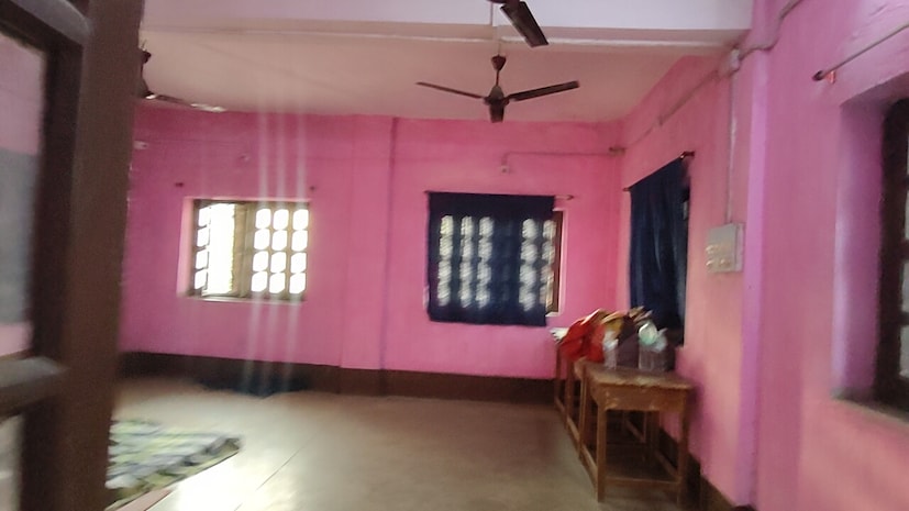 তাই আজ এই প্রতিবেদনে এমন পর্যটকদের জন্য রয়েছে স্বল্পমূল্যে থাকার সু-ব্যবস্থা। পুরুলিয়া শহরের বাসস্ট্যান্ডে রয়েছে যাত্রী বিশ্রামাগার। পুরুলিয়া পৌরসভা পরিচালিত এই বিশ্রামাগার কিন্তু মোটেই মন্দ নয়।