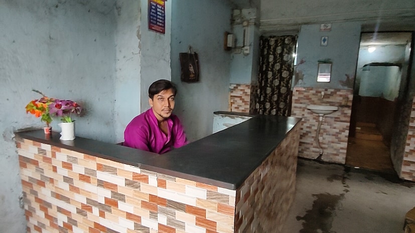 এখানে মাত্র ১৫০ টাকা থেকে ২০০ টাকার বিনিময়ে রাত্রে যাপন করতে পারবেন যে কেউ। তবে এর জন্য অনলাইন কোনও বুকিং-এর ব্যবস্থা নেই। বাসস্ট্যান্ডের যাত্রী নিবাসে এসে যোগাযোগ করে ঘর খালি থাকলেই সেখানে থাকতে পারবেন যাত্রীরা। 