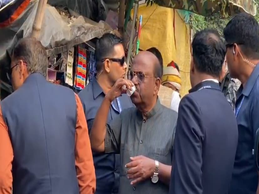 রাজ্যপালকে দেখতে প্রচুর মানুষজন ভিড় করেছিলেন। পথচলতি মানুষজনও তাঁকে দেখতে সেখানে এসেছিলেন। গঙ্গাবক্ষেও যখন তিনি ছিলেন পাড়ে প্রচুর মানুষজন ভিড় করেছিলেন। রাজ্যপালের এই কর্মসূচির কথা ইতিমধ্যে মুখে মুখে ঘুরছে স্থানীয়দের মধ্যে। 