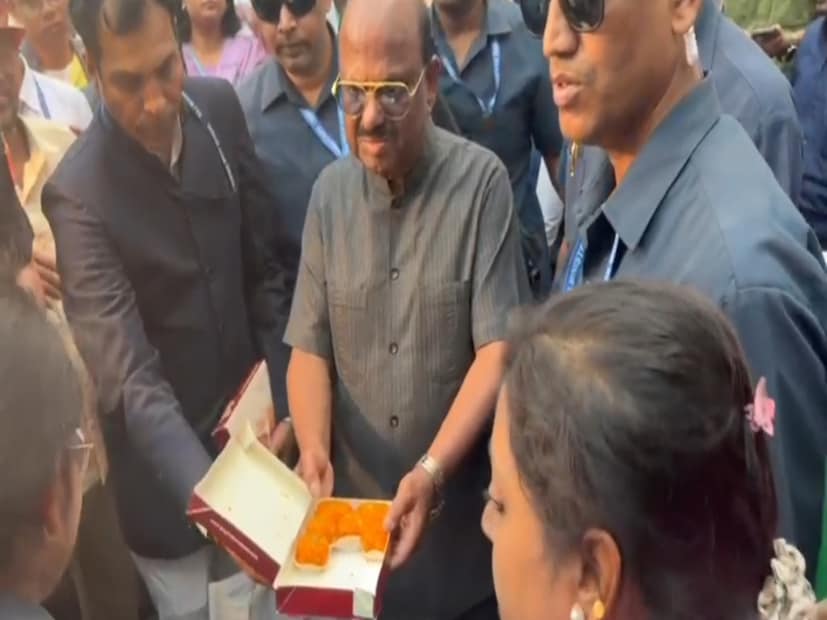 এই কর্মসূচির মাধ্যমে সাধারণ মানুষজন কী বলতে চাইছে তাদের অভাব অভিযোগ শোনার চেষ্টা করছি। তবে রাজ্যপালকে এভাবে ফুচকা খেতে দেখে সাধারণ মানুষজনও ভিড় করেছিলেন। স্কুলের শিশুদের হাতে ক্যাডবেরি, লাড্ডু, বই ও অন্যান্য উপকরণ-সহ একাধিক উপহার তুলে দিয়েছেন তাঁরা।