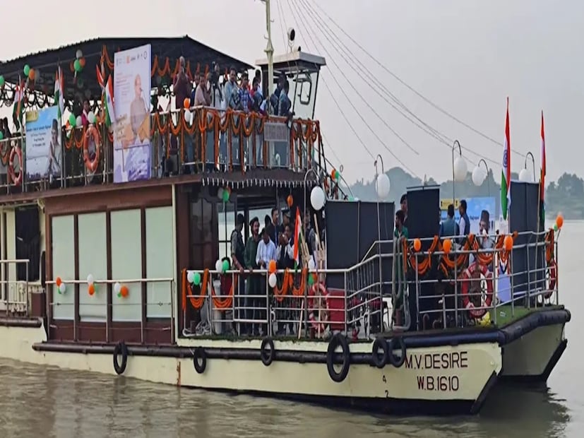 জানা গিয়েছে 'জলতরঙ্গ' নামের এক কর্মসূচিতে এসে আমজনতার সঙ্গে মিশে গিয়েছিলেন রাজ্যপাল সিভি আনন্দ বোস। জলপথে বজবজে পৌঁছে তিনি ঘুরেছেন এলাকায়। কথা বলেছেন আমজনতার সঙ্গে।