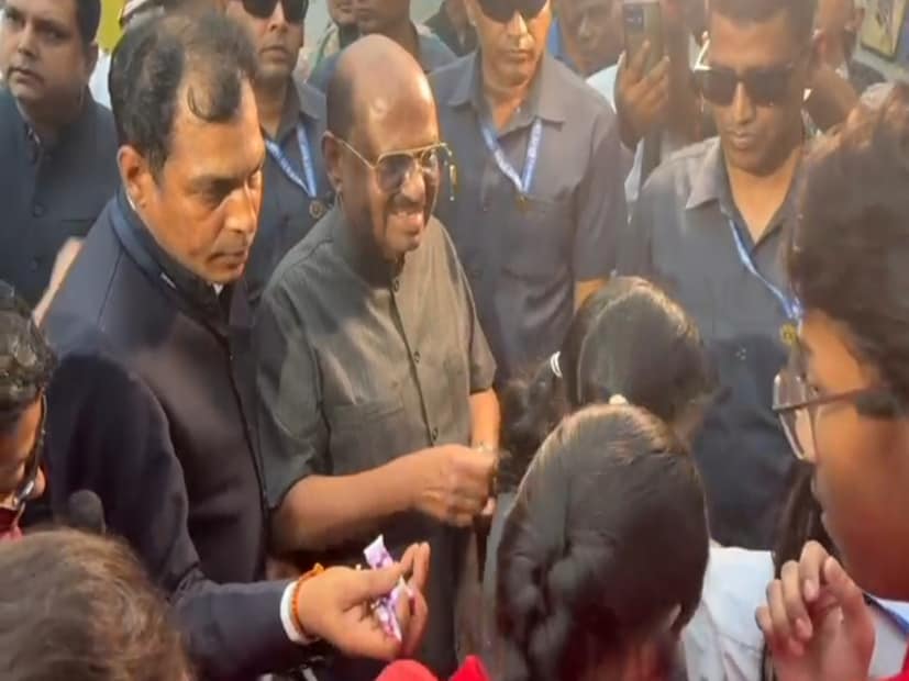 বজবজে গাড়ি থেকে নেমে নিজে হাতে ফুচকা খেয়েছেন তিনি। এছাড়াও একটি দোকানের সামনে গিয়ে চা পান করেন। ঠিক যেন বাড়ির লোক! স্থানীয় বাসিন্দা। এমনভাবেই এলাকায় ঘুরে বেড়ান তিনি।