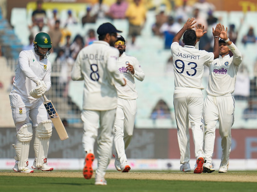 এই প্রতিবেদন লেখা পর্যন্ত দক্ষিণ আফ্রিকার স্কোর ১৩৬ রানে ৫ উইকেট। বুমরাহ ৩ ও কুলদীপ ২টি উইকেট নিয়েছেন। এখনও পর্যন্ত প্রথম দিনে ম্যাচের রাশ ভারতের অনুকুলে।