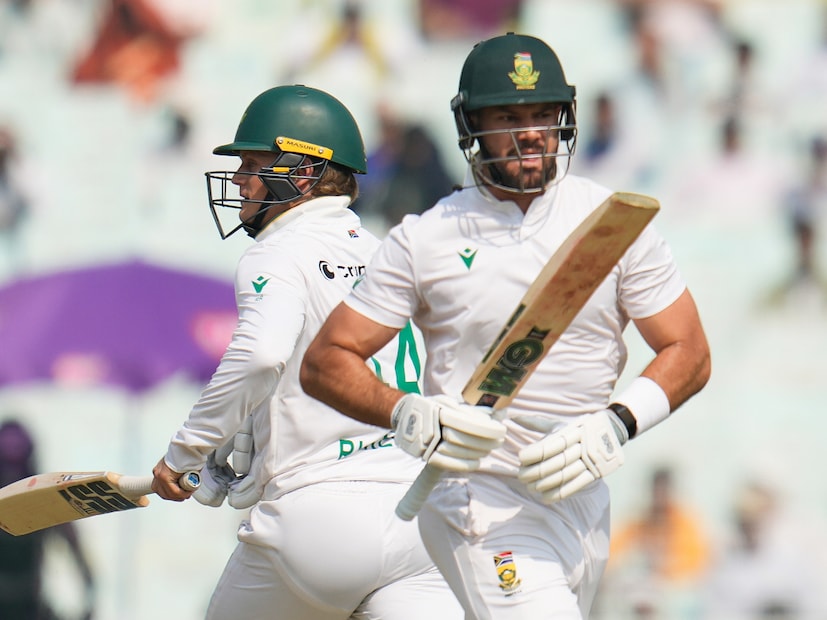 টস জিতে ব্যাট করতে নেমে ওপেনিং জুটিতে শুরুটা ভালো করে দক্ষিণ আফ্রিকা। এইডেন মার্করাম ও রায়ান রিকেলটন মিলে ওপেনিং জুটিতে ৫৭ রানের পার্টনাশিপ গড়েন। 