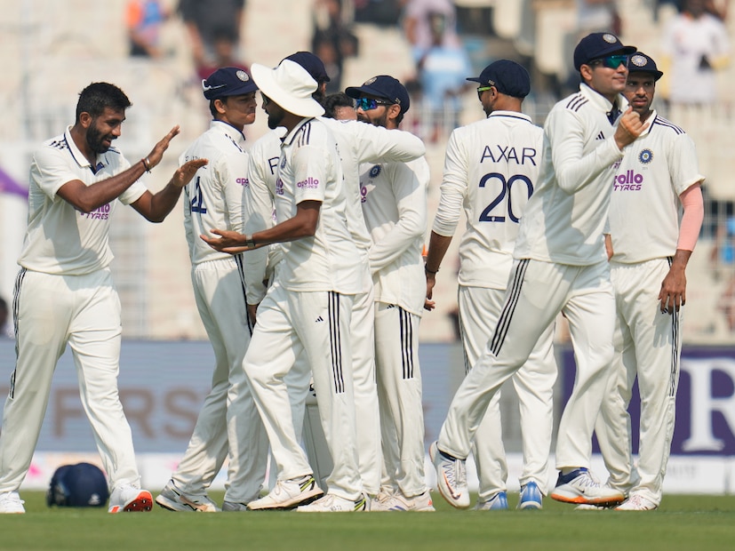 কিন্তু ওপেনিং জুটি ভাঙার পরই ম্যাচে ফেরে ভারতীয় দল। নিয়মিত ব্যবধানে একের পর এক উইকেট হারাতে থাকে প্রোটিয়ারা। বিশেষ করে ইডেনের স্পিন সহায়ক উইকেটে অনবদ্য বোলিং করেন বুমরাহ।