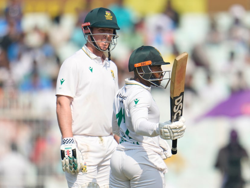 ৫. টেম্বা বাভুমা: যে উইকেটে দুই দলে ব্যাটারা নাকানিচোবানি খাচ্ছে সেখানে একা সফল টেম্বা বাভুমা। প্রথম ইনিংসে যাকে ব্যঙ্গ করার অভিযোগ উঠেছিল ভারতীয় ক্রিকেটারদের বিরুদ্ধে, সেই টেম্বা বাভুমাই দ্বিতীয় ইনিংসে অপরাজিত ৫৫ রানের ইনিংস খেলে ম্যাচের পার্থক্য গড়ে দিলেন। এমন উইকেটে কীভাবে ঠান্ডা মাথায়, সঠিক টেকনিকে ব্যাট করতে হয় তা দেখিয়ে দিলেন প্রোটিয়া অধিনায়ক। বশের সঙ্গে ৪৩ রানের পার্টনারশিপ গড়ে ওখানেই ম্যাচ ভারতের হাত থেকে ছিনিয়ে নেয়। 