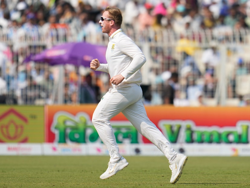 ৪. সাইমন হার্মার: প্রোটিয়া কোচ ইডেন টেস্ট শুরুর আগেই বলে দিয়েছিলেন তাদেরও দলেও এমন স্পিনার রয়েছে যারা ভারতের মাটিতে টেস্ট জেতাতে পারে। সাইমন হার্মার ২ ইনিংসে ৮ উইকেট নিয়ে প্রমাণ করে দিলেন কোচের কথা কতটা সঠিক ছিল। হার্মারের অফ স্পিন বোলিংয়ের দক্ষতার প্রশংসা করেছেন সকলেই। দক্ষিণ আফ্রিকার প্রথম শ্রেণির উইকেটে হাজার উইকেটের মালিক যে তিনি এমনি এমনি নন, তা ভারতের মাটিতে এসে প্রমাণ করে দিলেন হার্মার।