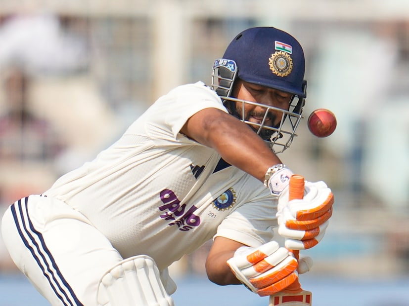 ৩. ব্যাটারদের ব্যর্থতা: একটা সময় ছিল যখন ভারতীয় ব্যাটাররা স্পিনের বিরুদ্ধে সবথেকে ভাল ব্যাট করত। অতীতে এমন উইকেটেও রান বানিয়েছে ভারতীয় ব্যাটাররা। কিন্তু তরুণ প্রজন্মের ব্যাটারা এমন উইকেটে সেশনের পর সেশন ধরে ব্যাটিং করতে ব্যর্থ হচ্ছে। যার ফলে প্রশ্নের মুখে পড়ে যাচ্ছা তাদের স্পিন খেলার দক্ষতা, মানসীক দৃঢ়তা, চাপ নেওয়ার ক্ষমতা।