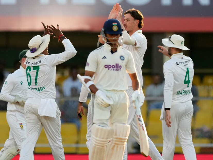 কোনও অলৌকিক ঘটনা না ঘটলে গুয়াহাটি টেস্টে ভারতের জয়ের সম্ভাবনা নেই তা এক প্রকার পাকা। প্রথম ইনিংসে ২৮৮ রানের বিশাল লিড নেওয়ার পর, দ্বিতীয় ইনিসং ২৬০ রানে ৫ উইকেটে ইনিংস ডিক্লেয়ার করে প্রোটিয়ারা।