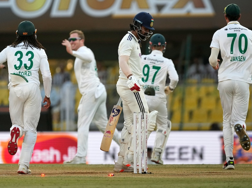 বিশাল টার্গেটের সামনে লডাই করতে হলে ওপোনিং জুটিতে ভাল শুরু দরকার ছিল ভারতীয় দলের। কিন্তু চতুর্থ দিনের খেলা শেষ হতে না হতেই সাজঘরে  ফেরত চলে যায় দলের দুই ওপেনার।