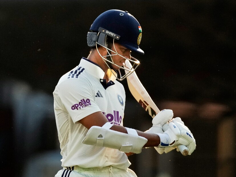 ১৭ রানে প্রথম উইকেট পড়ে ভারতের। ১৩ রান করে মার্কো জানসেনের শিকার হন যশস্বী জয়সওয়াল। দলের ২১ রানের মাথায় ব্যক্তিগত ৬ রানে সাইমন হার্মারের বলে বোল্ড হন কেএল রাহুল।