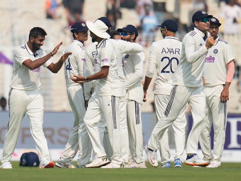 গিল না খেললে চার নম্বর ব্যাটিং পজিশনে কাকে নামানো হবে, সেটিই এখন সবচেয়ে বড় প্রশ্ন। এর মধ্যে প্রাক্তন ওপেনার ও ধারাভাষ্যকার আকাশ চোপড়া ভারতের সামনে থাকা চ্যালেঞ্জ মোকাবিলায় তিনটি গুরুত্বপূর্ণ পরামর্শ দিয়েছেন। তাঁর মতে, প্রথমত ভারতকে স্পোর্টিং পিচ বেছে নিতে হবে এবং ম্যাচটি তিন দিনের মধ্যে শেষ করার মানসিকতা ত্যাগ করতে হবে। টেস্ট ম্যাচ দীর্ঘ হলে তবেই দলের প্রকৃত দক্ষতা প্রকাশ পাবে।