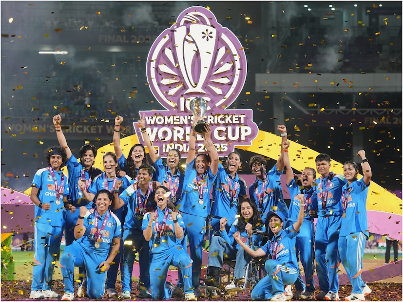 প্রসঙ্গত, ফাইনাল ম্যাচে ভারত প্রথমে ব্যাট করে ২৯৮ রান করেছে। সর্বোচ্চ ৮৭ রান করছে শেফালি ভার্মা। এছাড়া হাফ সেঞ্চুরি করেছেন দীপ্তি শর্মা। উল্লেখযোগ্য অবদান রেখেছেন স্মৃতি মন্ধনা ও রিচা ঘোষ। জবাবে দক্ষিণ আফ্রিকা ২৪৬ রানে অলআউট হয়ে যায়। উলভার্ট সেঞ্চুরি করলেও তা কাজে আসেনি। দীপ্তি  শর্মা সর্বোচ্চ ৫টি উইকেট নেন। 