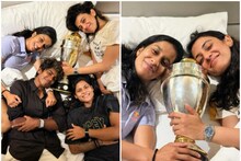 'এখনও স্বপ্ন দেখছি?'! হোটেলের ঘরে বিশ্বকাপ নিয়ে পোজ ভারতের মেয়েদের, ভাইরাল ছবি