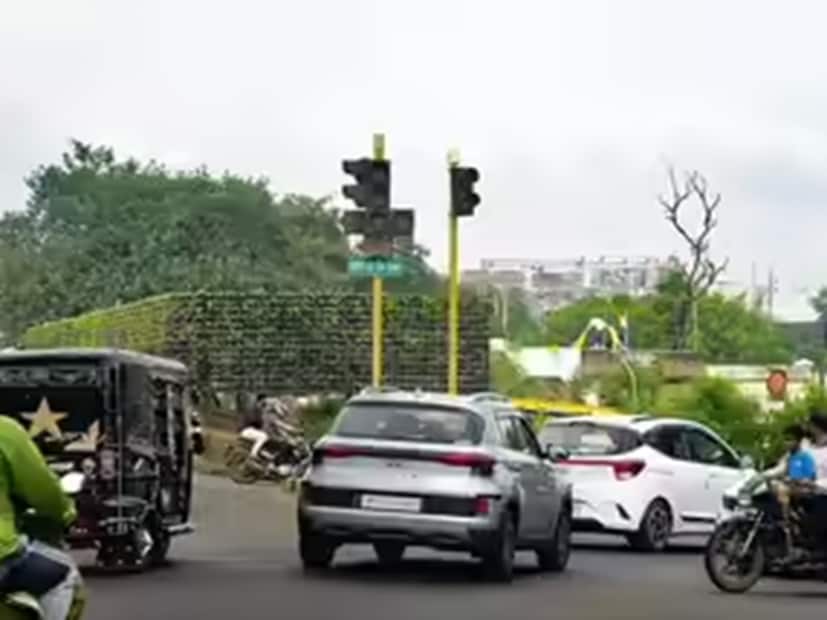 দক্ষতা বৃদ্ধির পাশাপাশি গুরুত্বপূর্ণ মোড়ে দুই ডজনেরও বেশি ফ্লাইওভার এবং আন্ডারপাস তৈরি করা হয়েছে, যা ট্র্যাফিক সিগন্যালের প্রয়োজন ছাড়াই যানবাহনের অবিচ্ছিন্ন চলাচল নিশ্চিত করে। এই নকশা কেবল বিলম্ব কমায়নি, বরং ঘন ঘন গাড়ি থেমে যাওয়ার কারণে দুর্ঘটনা এবং জ্বালানি অপচয়ের ঝুঁকিও কমাতে সাহায্য করেছে। (Representative Image)