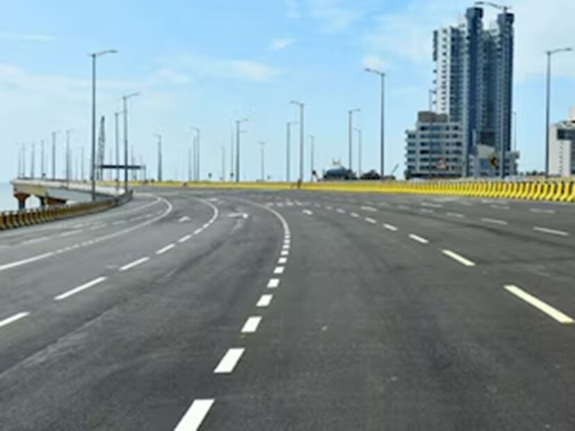 ট্র্যাফিকের যানজটের সমস্যা বিশেষ অনেক প্রথম সারির দেশেও রয়েছে, ভারতেও তা হামেহাল বর্তমান, ভুক্তভোগী মাত্রই জানেন, নতুন করে বিশেষ কিছু বলার নেই। ট্র্যাফিকের সমস্যা দেশের কিছু কিছু শহরে এতটাই তীব্র আকার ধারণ করেছে যে নির্ধারিত সময়ের বদলে ঘণ্টা দুই কী তিন পরে আসাটাই স্বাভাবিক এক বিষয় হয়ে উঠেছে। এই তালিকায় মুম্বই আর বেঙ্গালুরুর নাম থাকবে সবার আগে। (Representative Image)