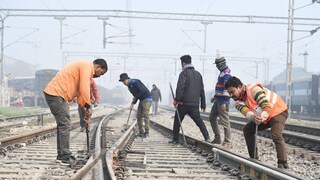 ঘন কুয়াশায় রেল চলাচল নিয়ে বিশেষ সতর্কতা (File Photo/Representative Image) ঘন কুয়াশায় রেল চলাচল নিয়ে বিশেষ সতর্কতা (File Photo/Representative Image)